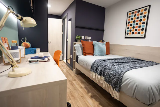 6 Bed En-suite room image 1