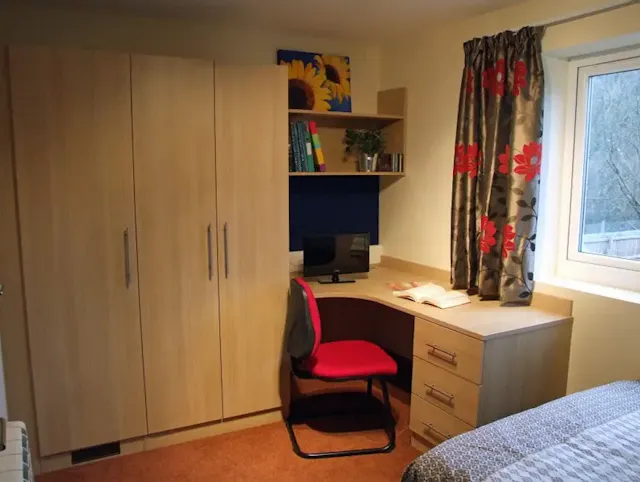 8 Bed Classic En-Suite room image 2