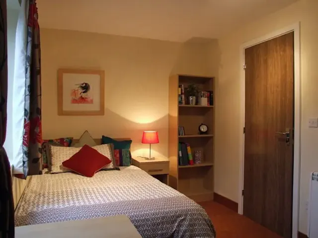 8 Bed Classic En-Suite room image 1