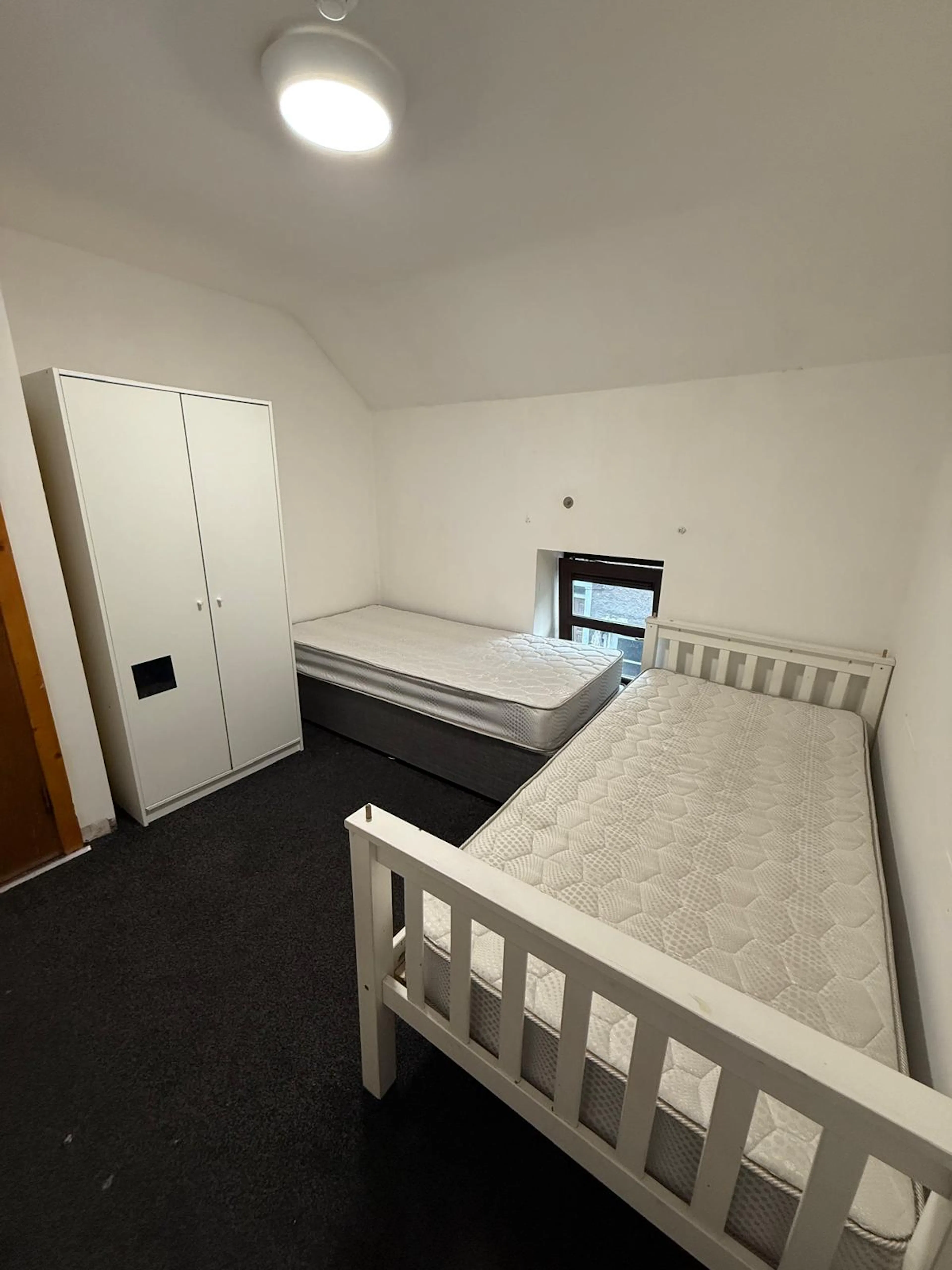 Large Twin Sharing Room ROOM 2