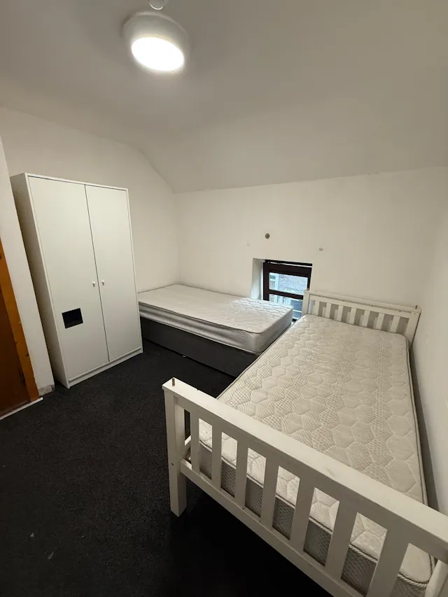 Large Twin Sharing Room room image 3