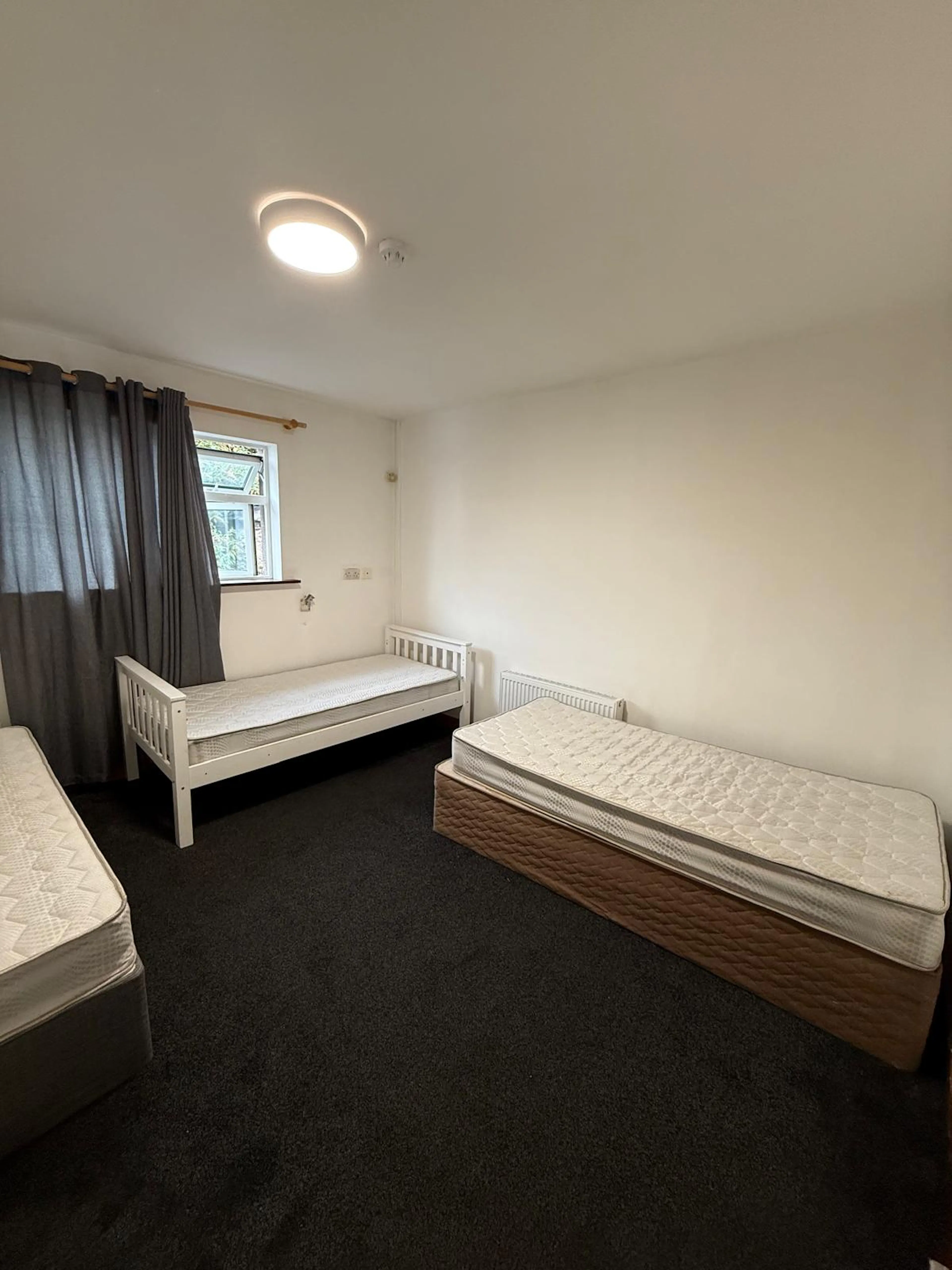 Large Twin Sharing Room ROOM 1