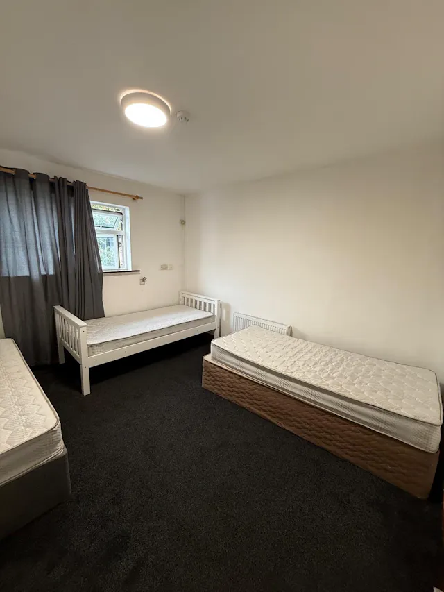 Large Twin Sharing Room room image 2
