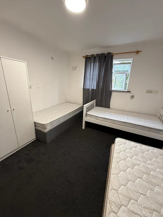 Large Twin Sharing Room room image 1