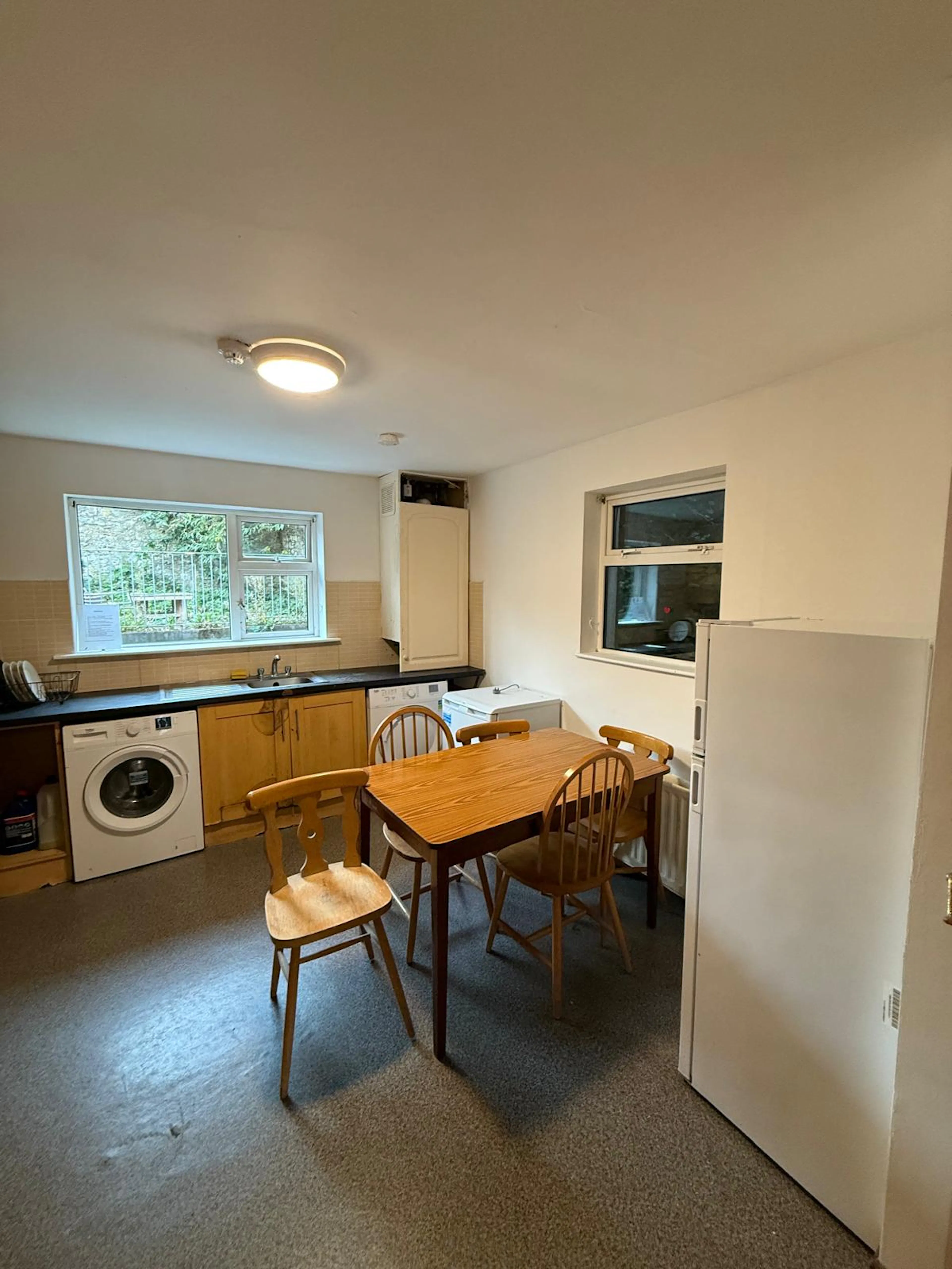 Large Twin Sharing Room KITCHEN 4