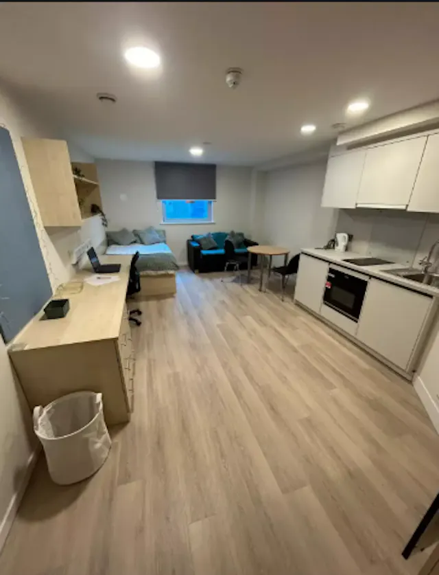 Studio room image 9