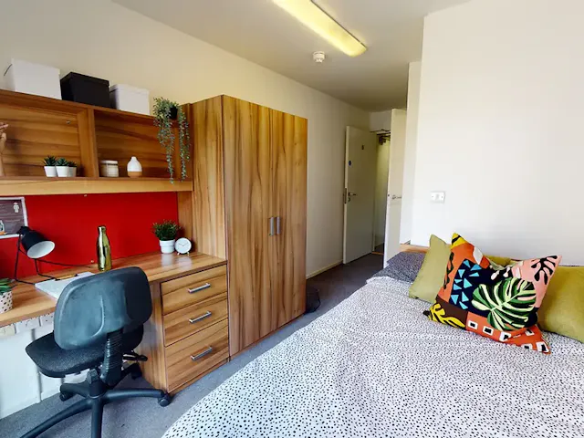 8 Bed Standard Ensuite room image 1