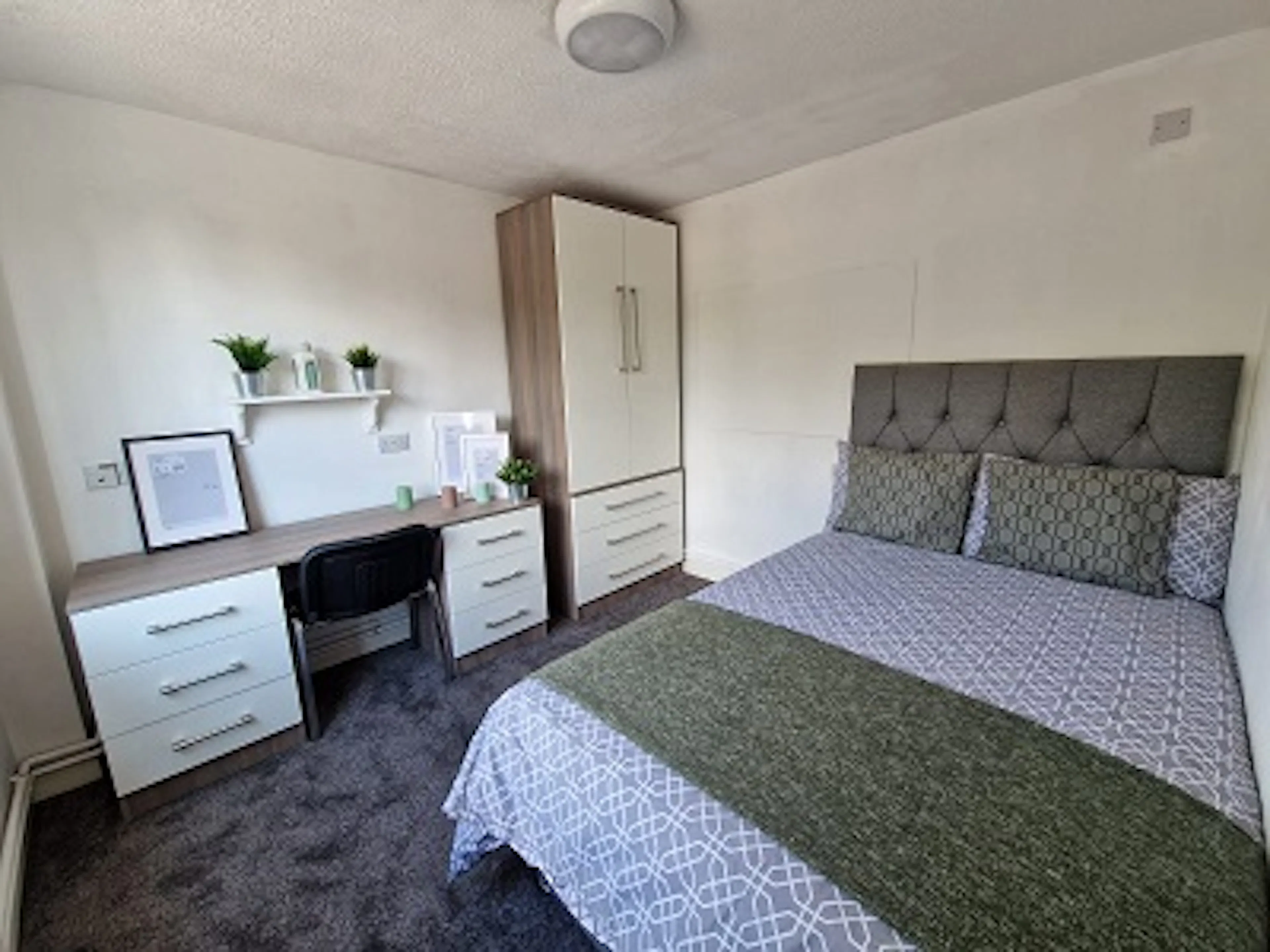 6 Bedroom Apartment ROOM 3