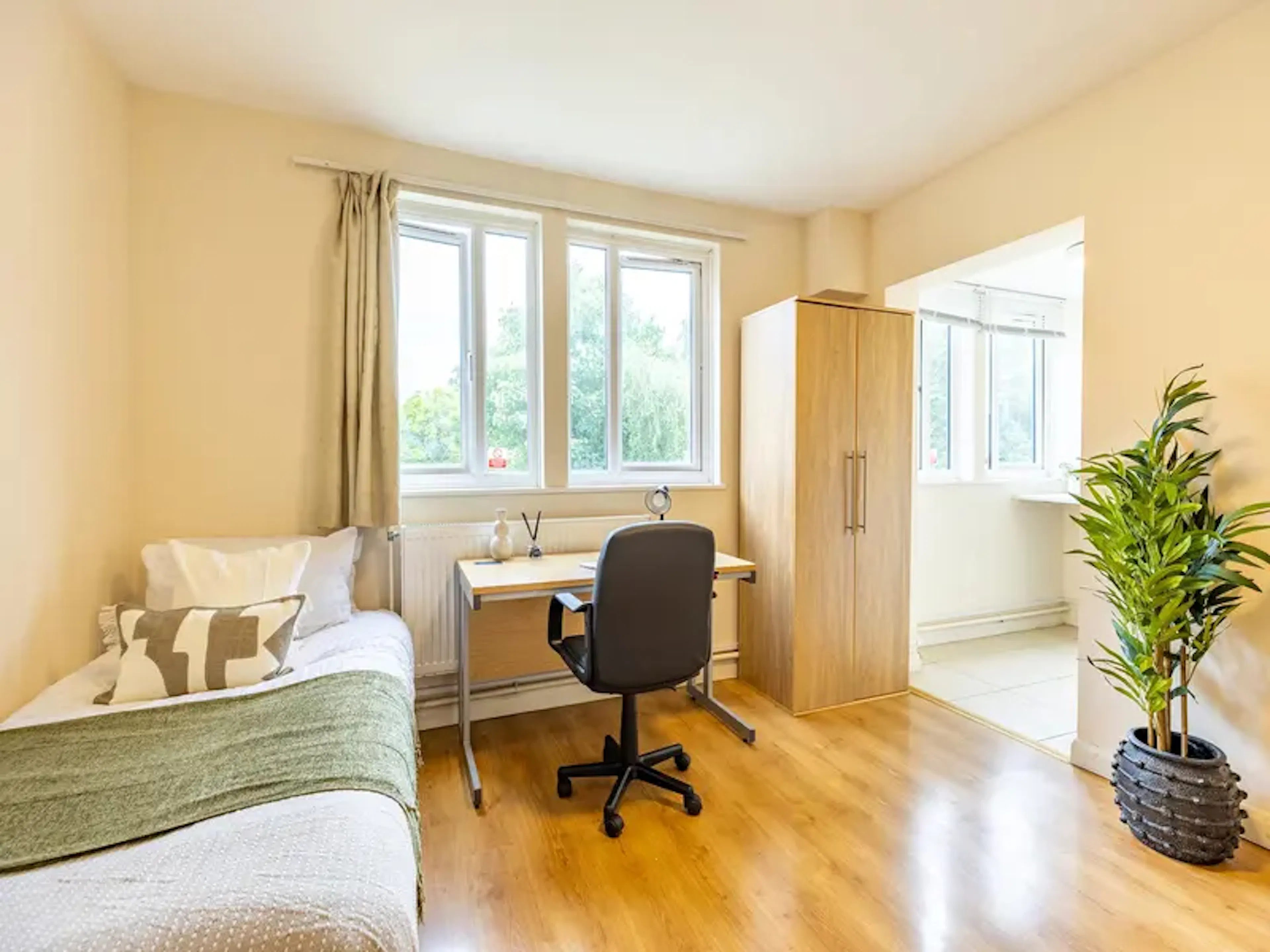 Large Studio ROOM 4