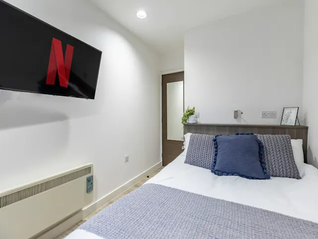 Classic 2 Bed Apartment room image 1