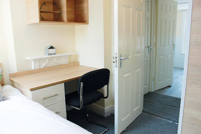 Room 2 room image 3