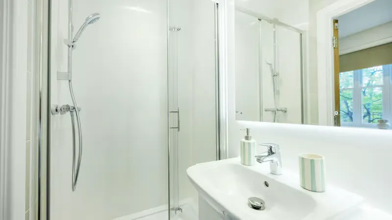 Deluxe Bay Studio BATHROOM 4