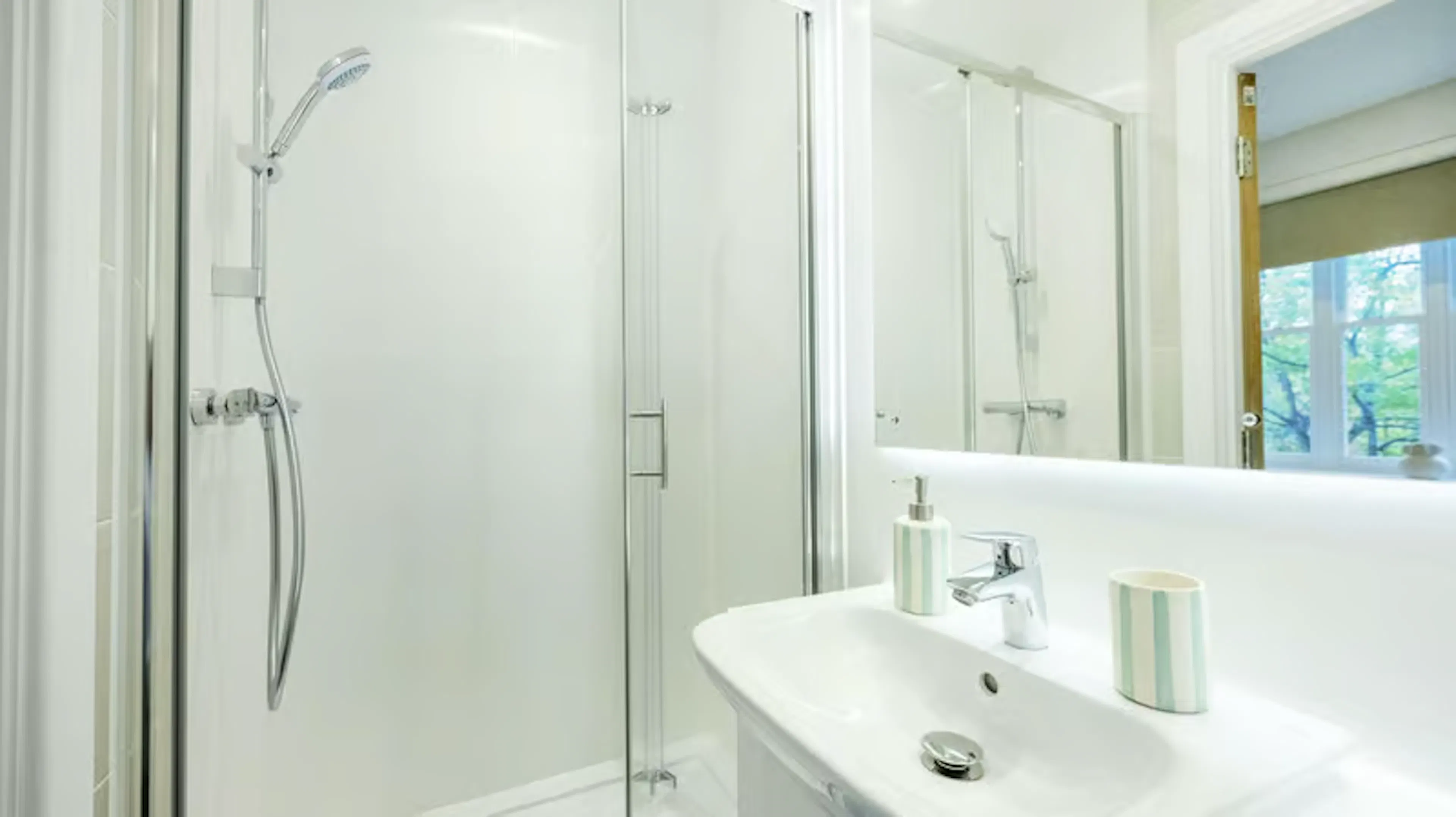 Deluxe Bay Studio BATHROOM 4