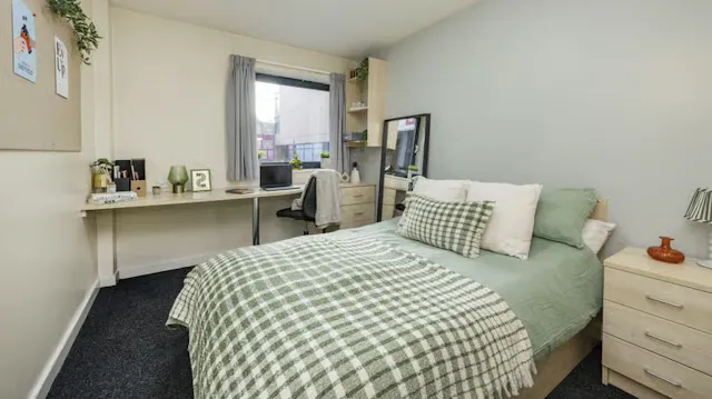 Classic 4 Bed Ensuite room image 1