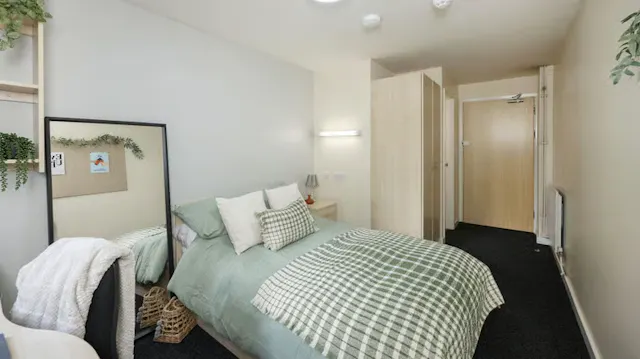 Classic 4 Bed Ensuite room image 2