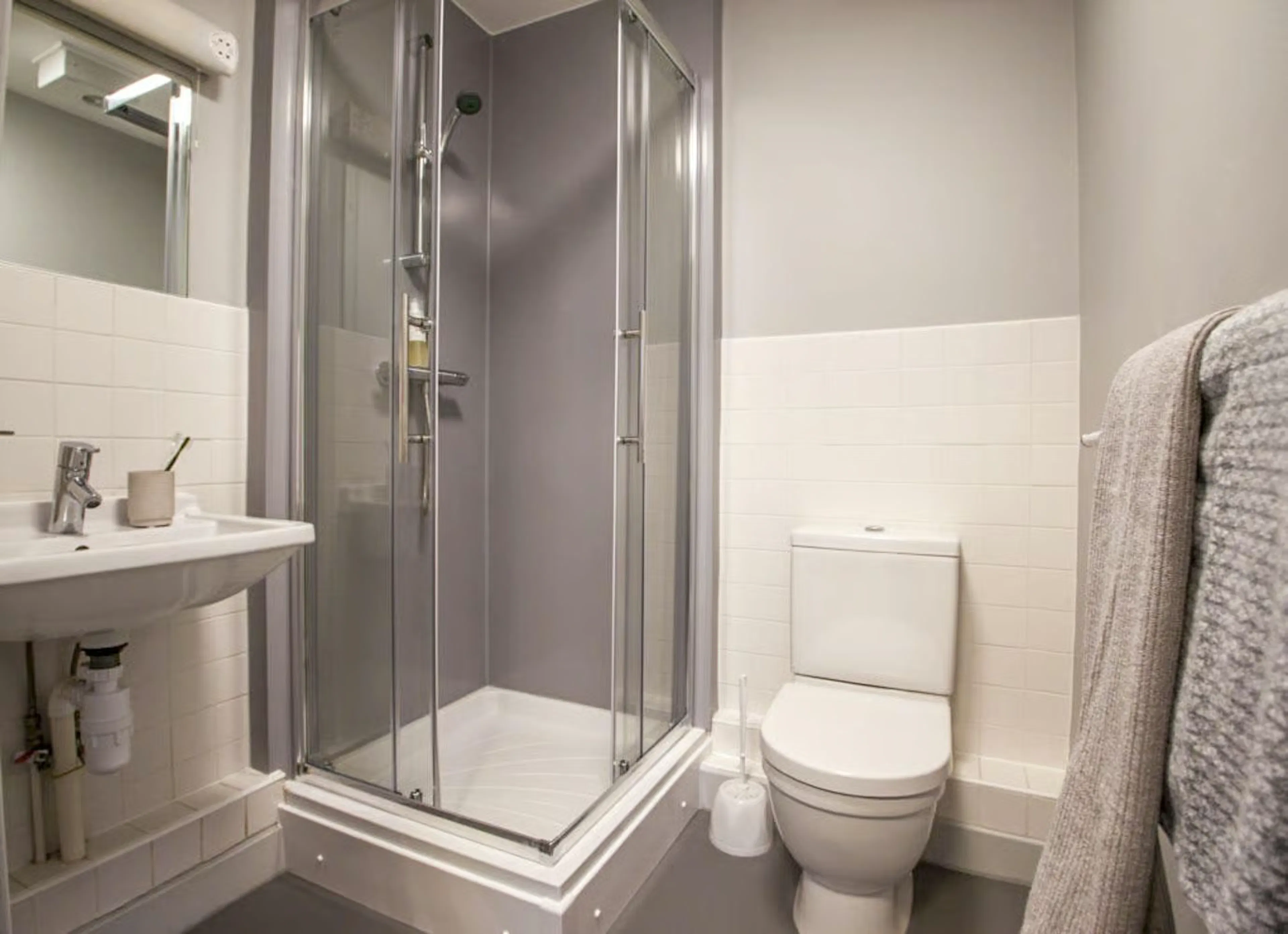 Compact Studio BATHROOM 2