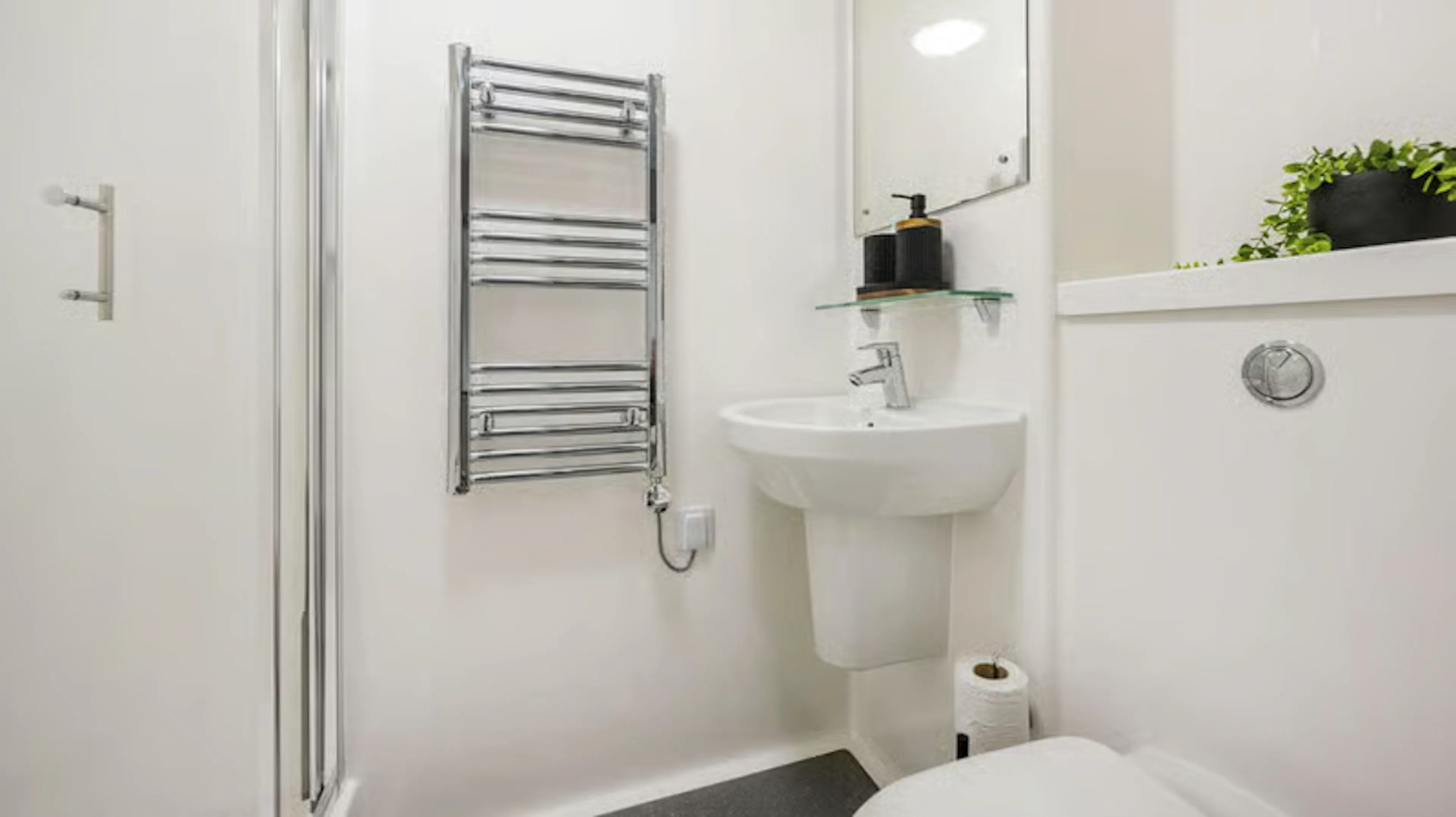 Classic Studio BATHROOM 4