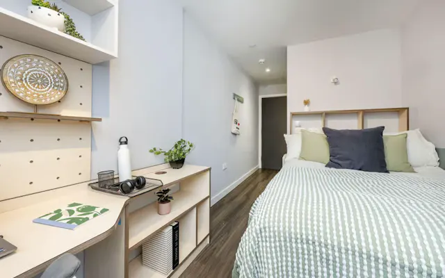 4 Bed Standard Ensuite room image 2