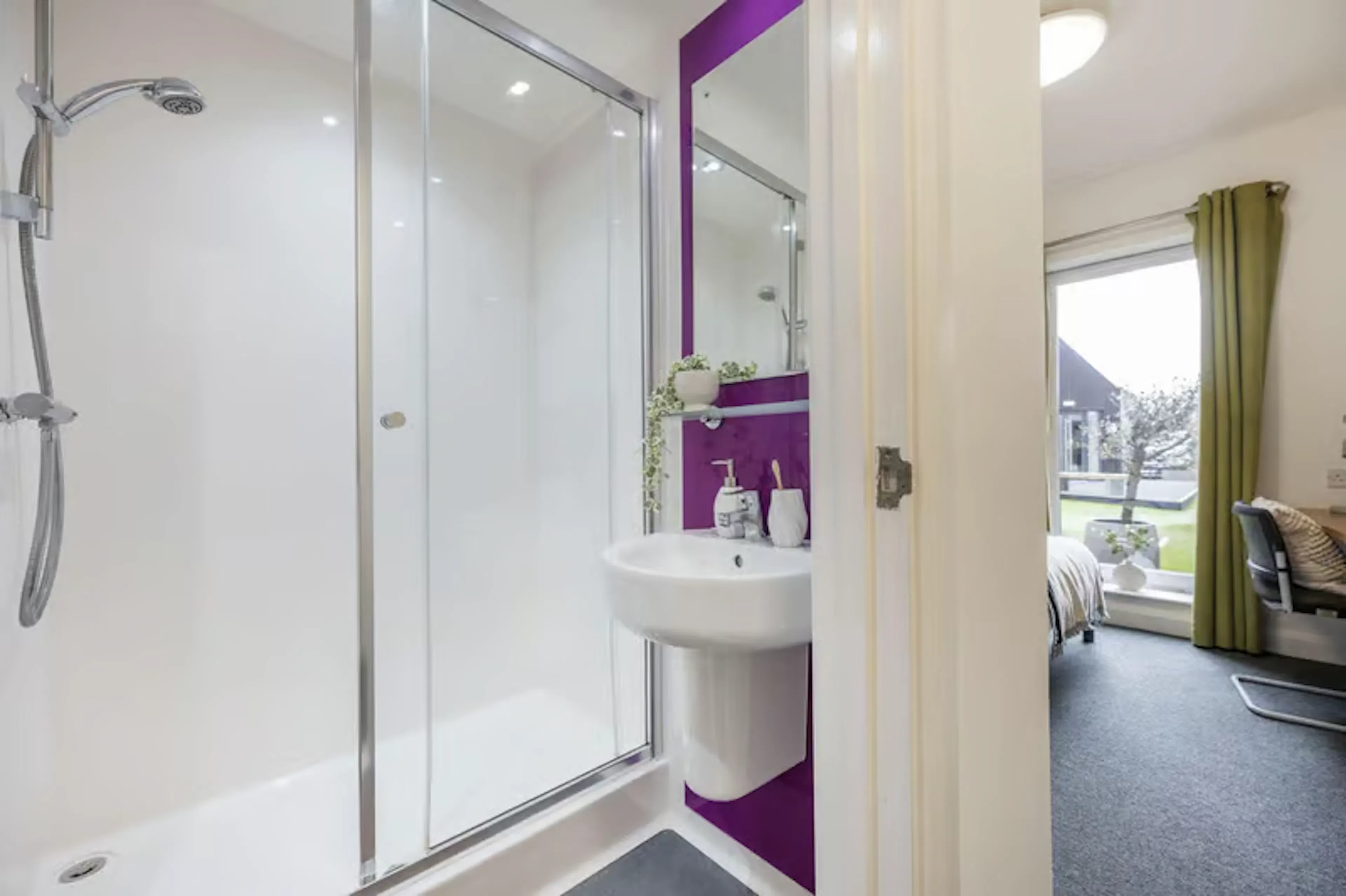 Classic Ensuite BATHROOM 2