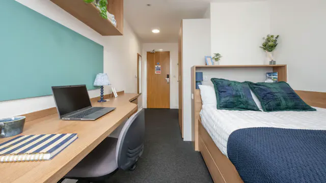 Gold Ensuite room image 2