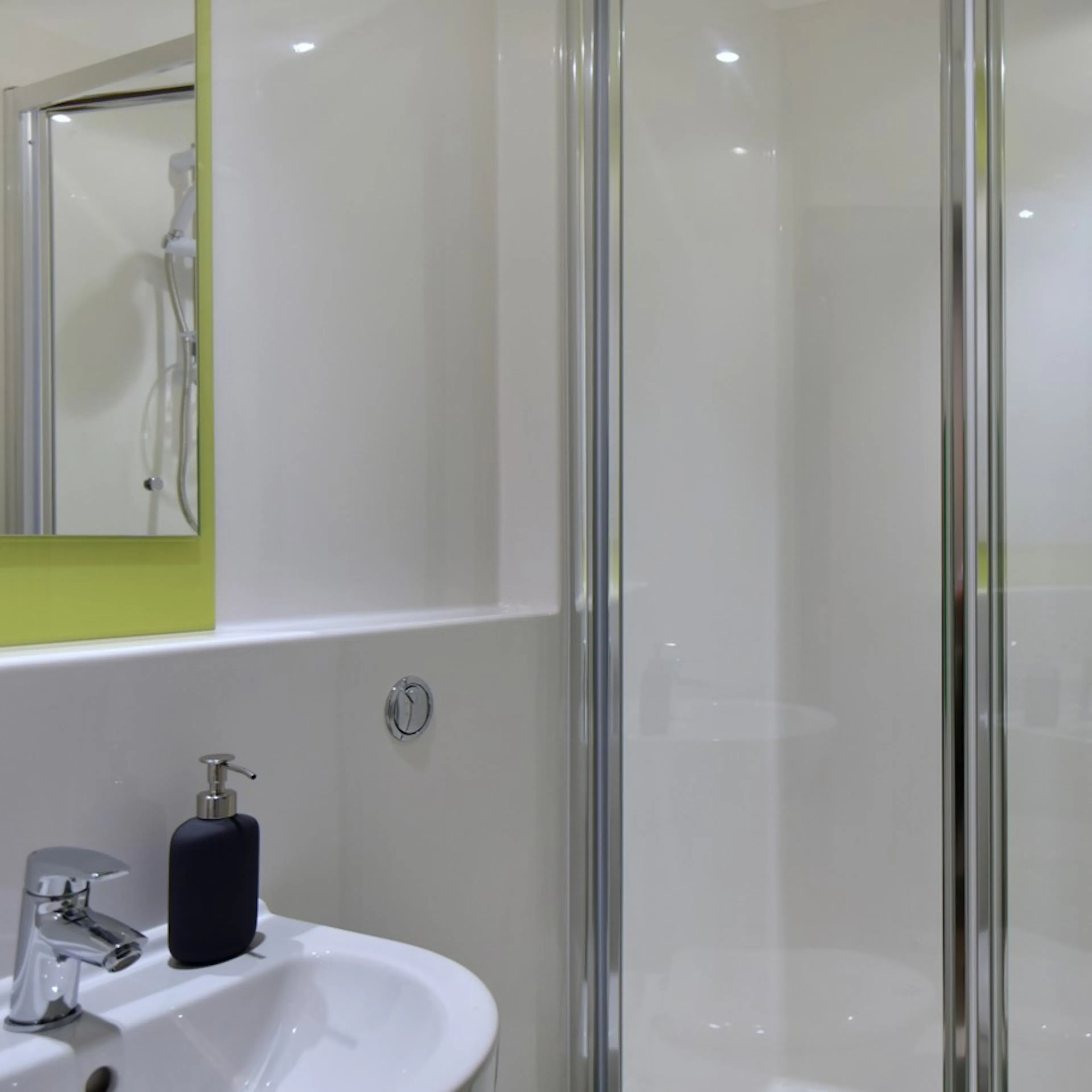 Executive Studio BATHROOM 4
