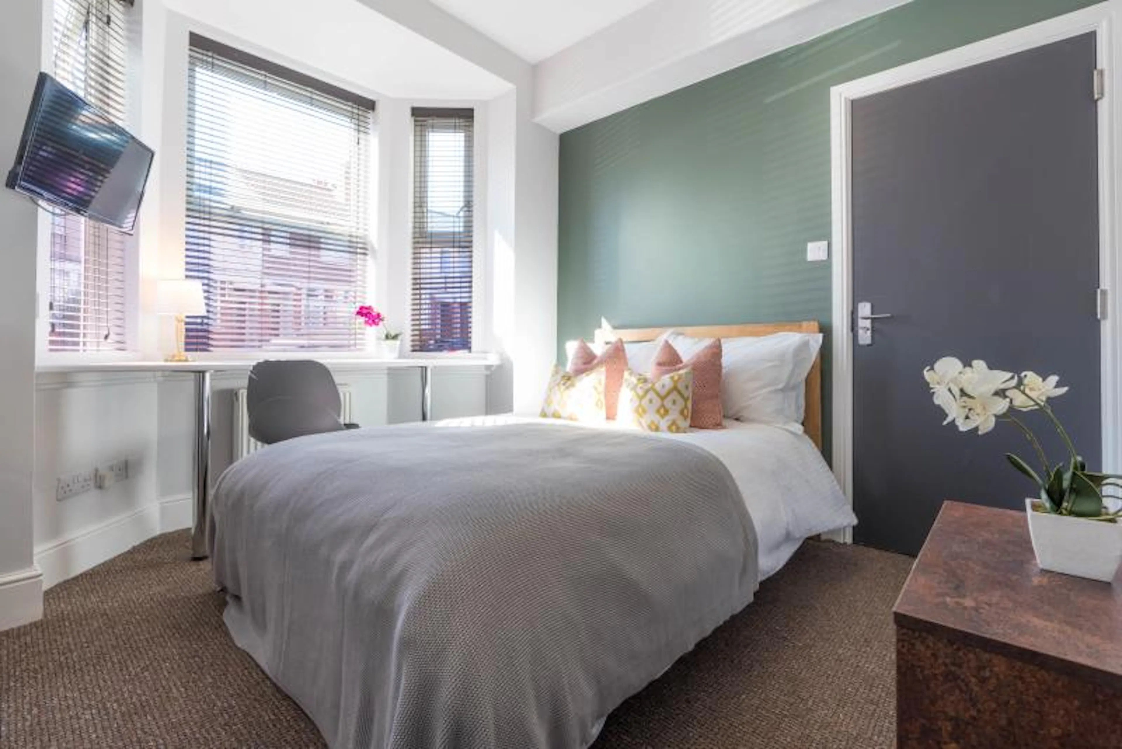 7 Bedroom Apartment ROOM 3