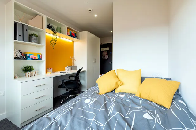 9 Bed Club En-Suite room image 1