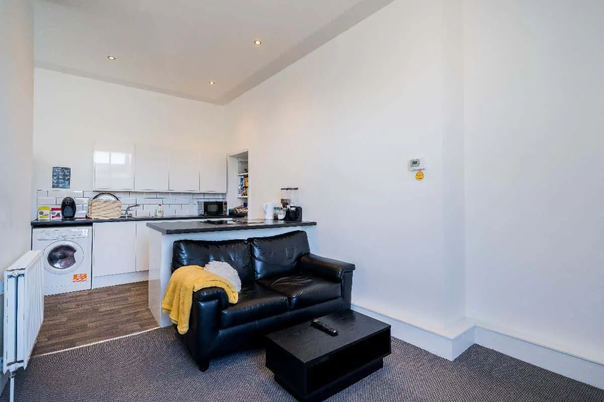 One room in 2 bedroom apartment COMMON_AREA 1