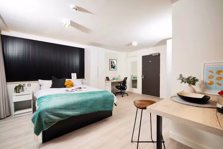 iona-street-edinburgh-Accessible Room-1