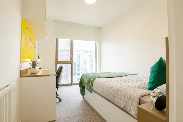 5 Bed Upper Floor En-suite room image 2