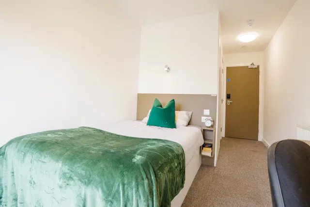 5 Bed Upper Floor En-suite room image 1