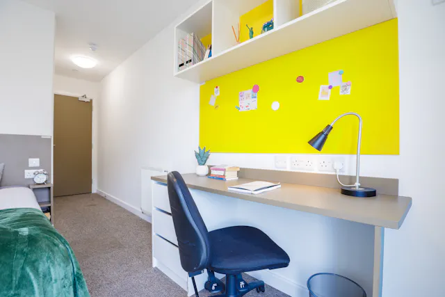 5 Bed Upper Floor En-suite room image 3