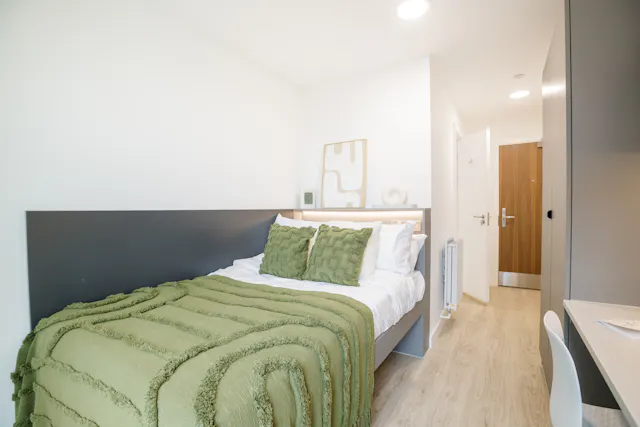 Classic 8 Bed Ensuite room image 1