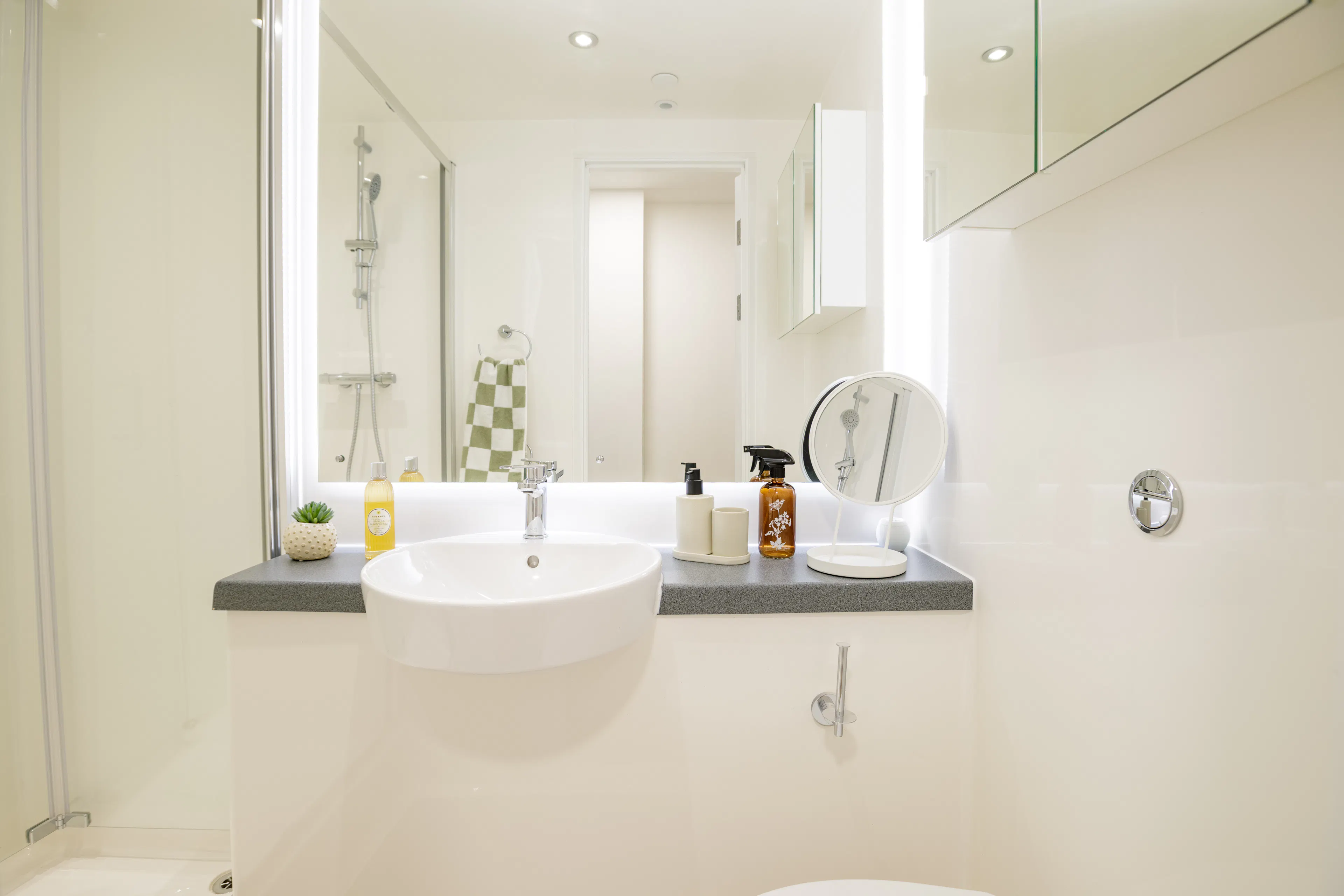 Classic 8 Bed Ensuite BATHROOM 2