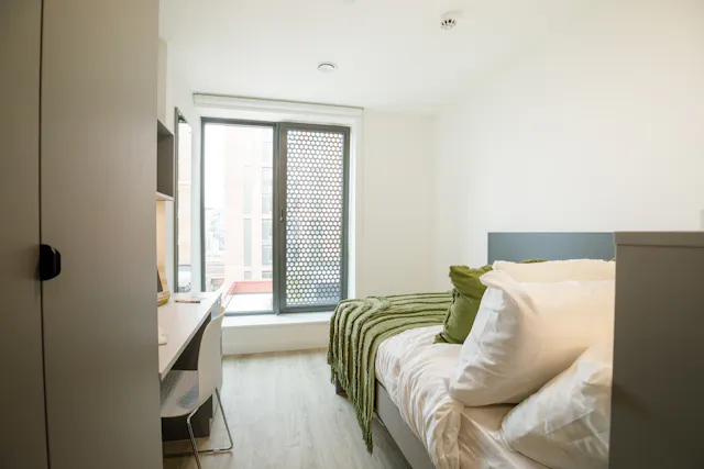 Classic 8 Bed Ensuite room image 2