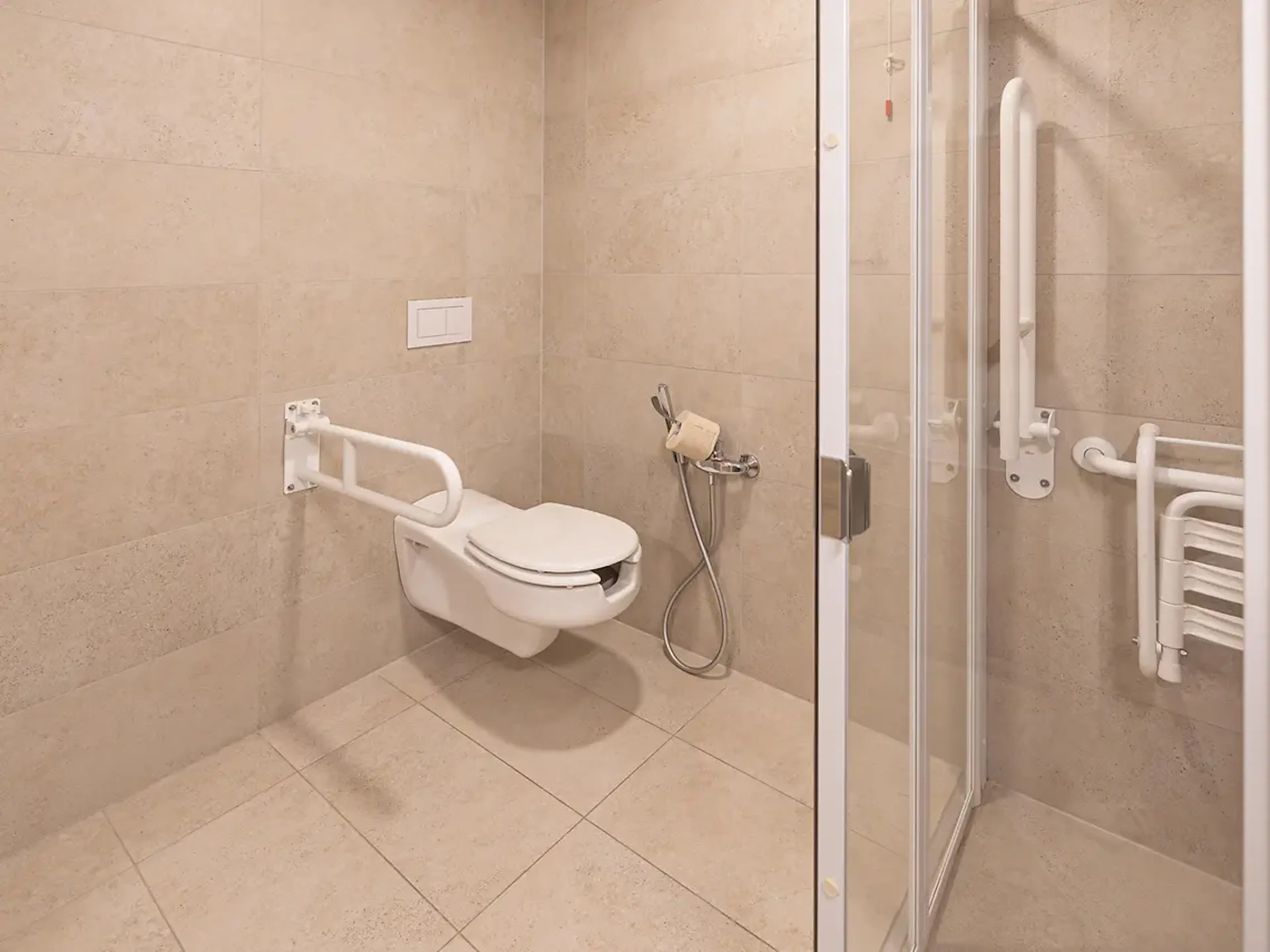 Accessible Deluxe Studio BATHROOM 4