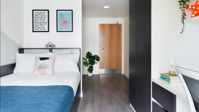 Gold ensuite room image 1