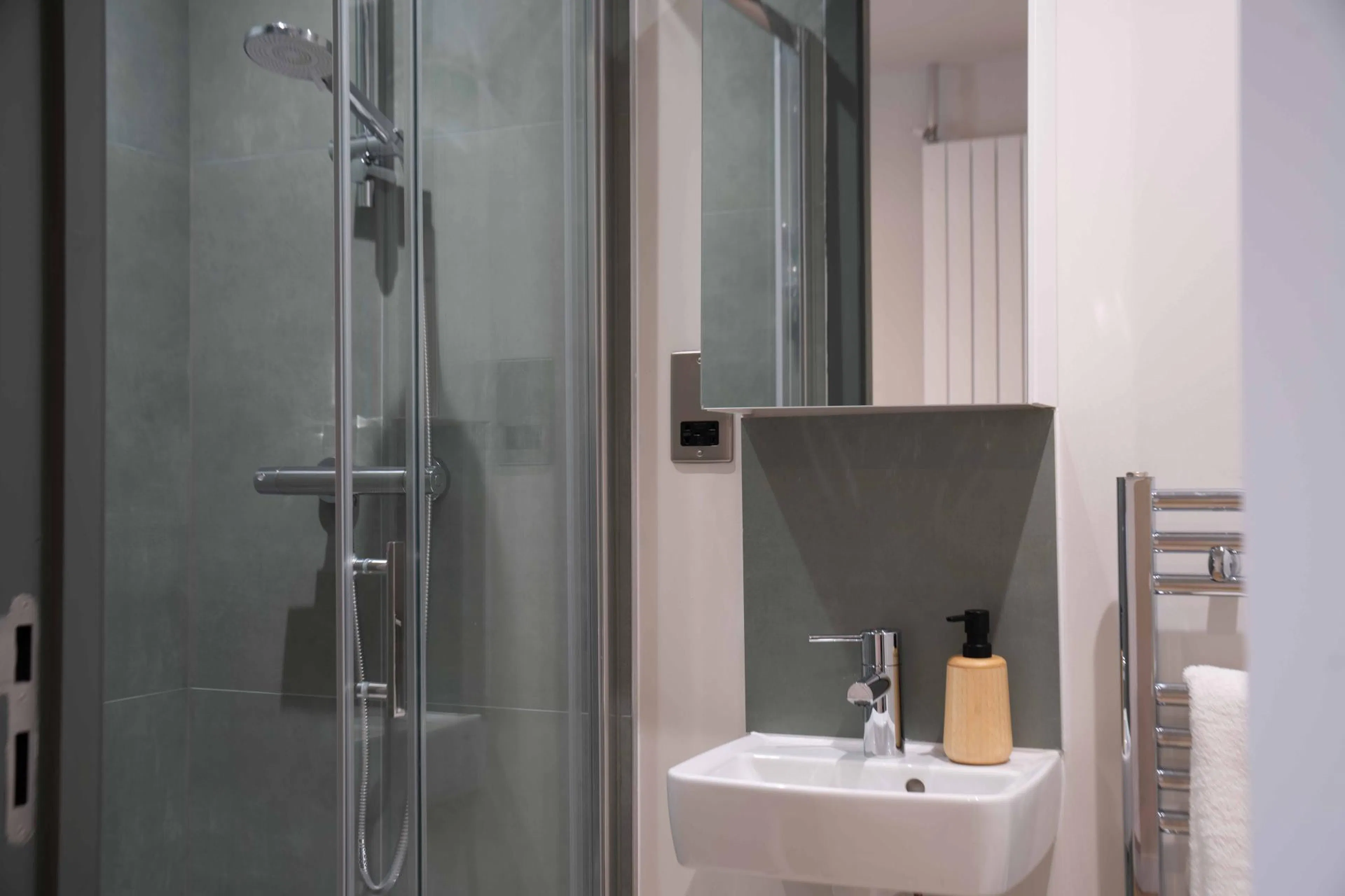 Accessible Premium En suite BATHROOM 4