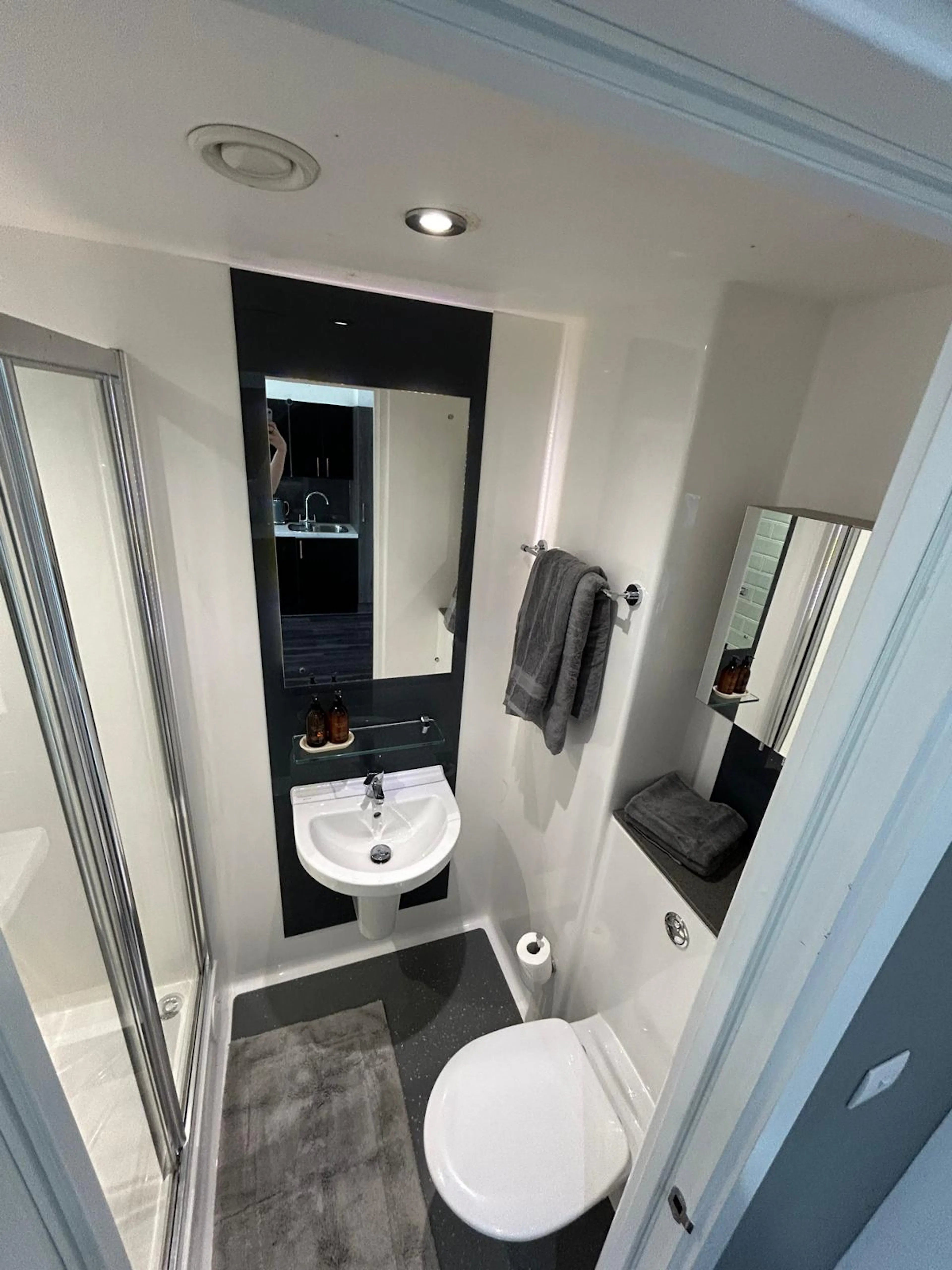 Accessible Studio BATHROOM 2