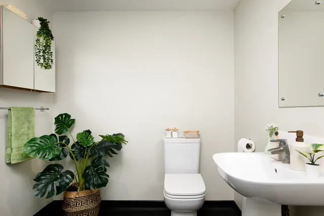 Partly Accessible Studio Double BATHROOM 3