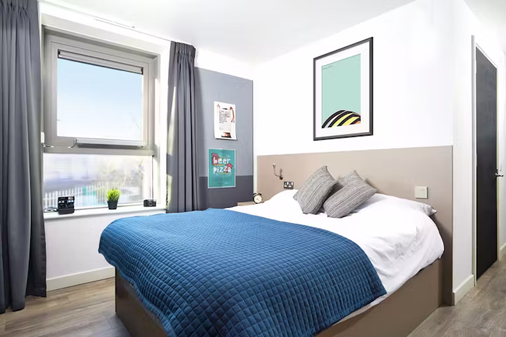 west-end-glasgow-glasgow-Accessible Room-1