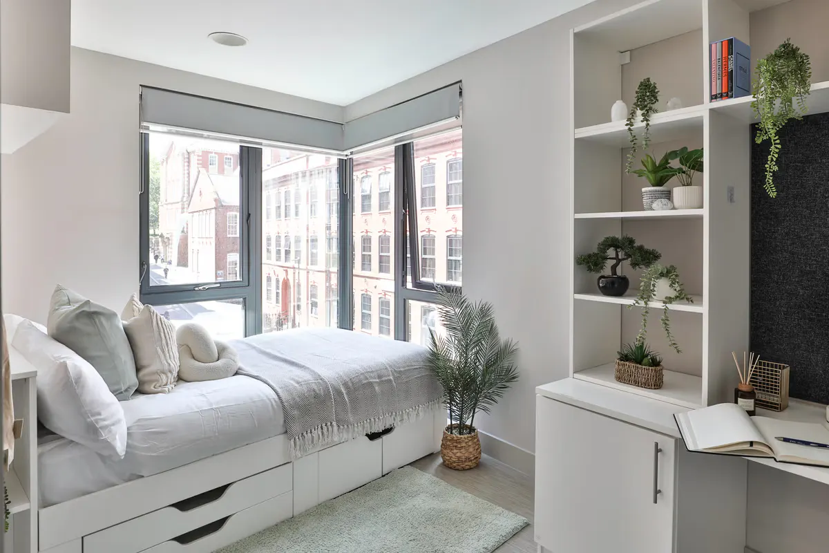 Classic Smaller 2 Bed Apartment - Shared Bathroom