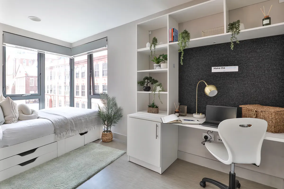 Classic Smaller 2 Bed Apartment - Shared Bathroom