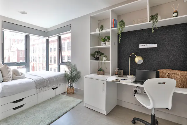 Classic Smaller 2 Bed Apartment - Shared Bathroom room image 3
