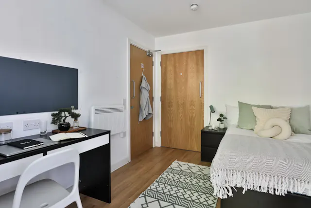 Classic 3 Bed Apartment room image 1