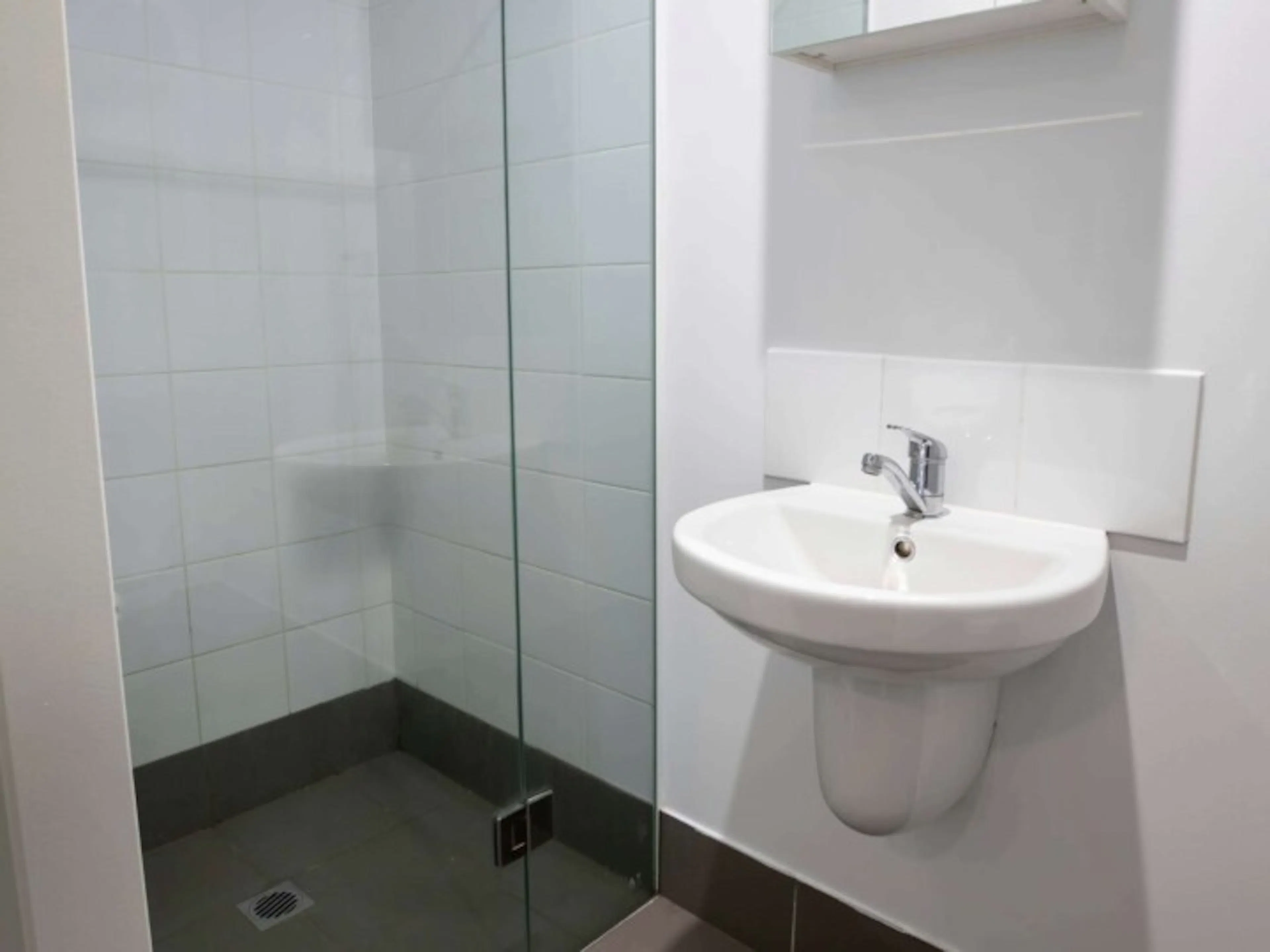 Atrium BATHROOM 4