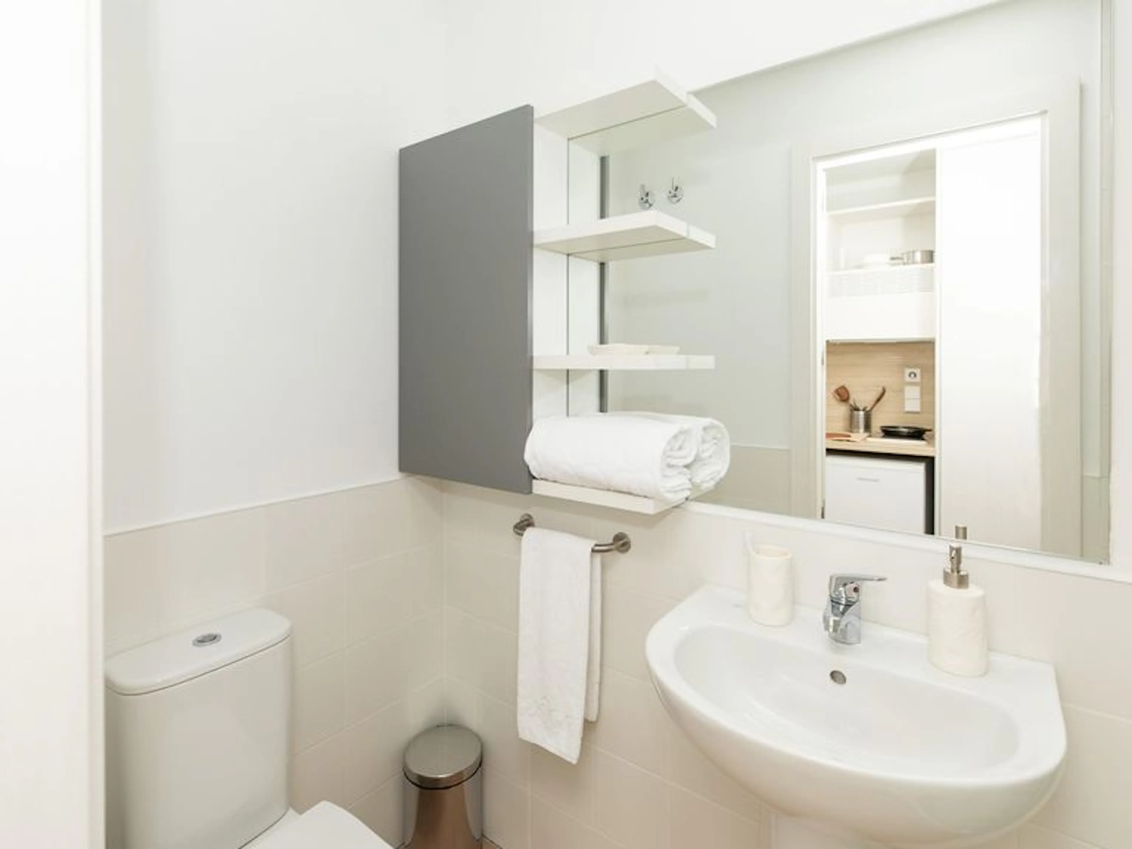 Attic Twin Kitchen BATHROOM 2
