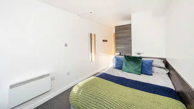 Classic Plus Ensuite room image 2