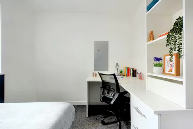 Two Bed Basic room image 2