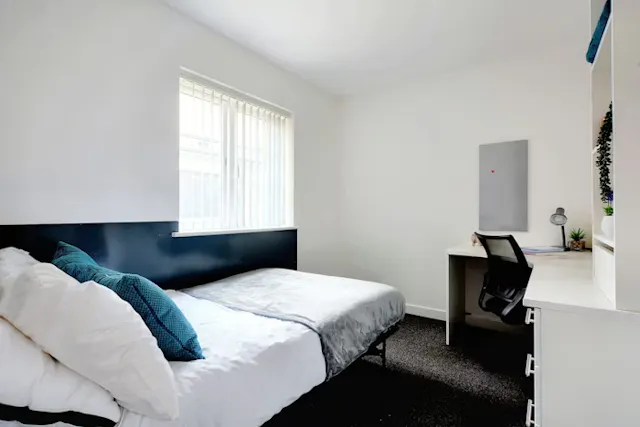 Two Bed Basic room image 1